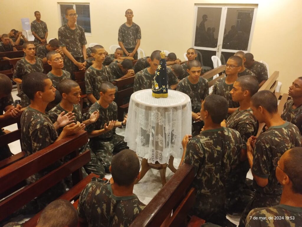 Militares reunidos na Capelania Militar adorando nossa senhora.